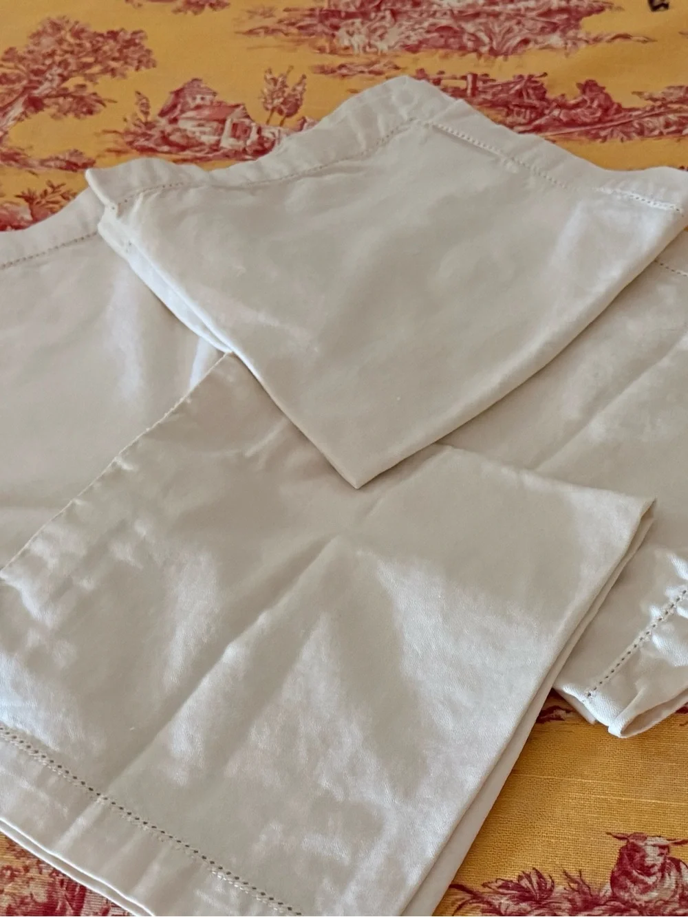 William Sonoma Set Of 4 Hem stitch Cotton Napkins EUC
